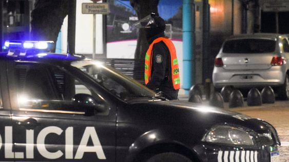 Además de las denuncias por reuniones clandestinas, la Policía procura que no haya incumplimientos en las calles. Foto: Marcelo Rolland / Los Andes