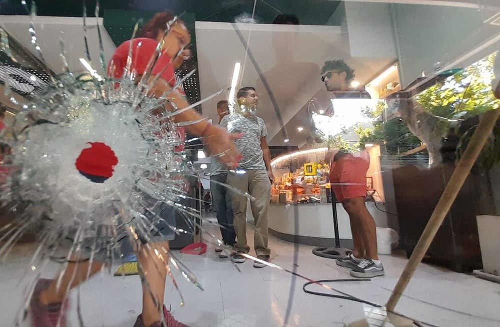 Así quedó el supermercado Único en Rosario, propiedad de la familia de Antonela Roccuzzo. Fue baleado 14 veces. Además, los delincuentes dejaron un mensaje mafioso para Lionel Messi. (Foto: Clarín)
