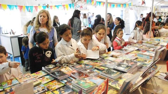Hoy se celebra el lema “30 años transformando personas y ciudades para un mundo mejor” con actividades organizadas por las más de 500  integrantes de AICE,  como la Feria del Libro en Río Cuarto.