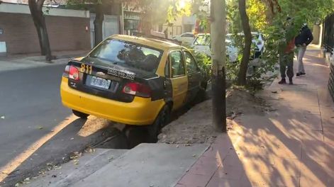 Un llamado al 911 alertó sobre un taxi en el interior de una acequia en Guaymallén. Gentileza: Mailén Sánchez.&nbsp;