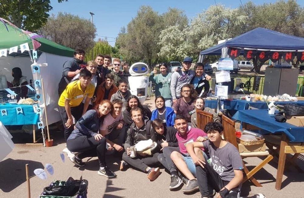 Después de un año sin poder realizar los kioscos estudiantiles, los estudiantes de 4to y 5to año felizmente crearon sus muñecos para exponerlos en el Parque Metropolitano.