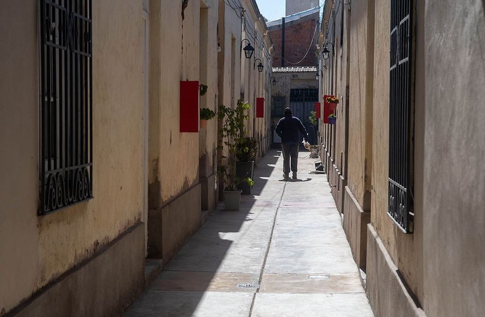 Las viejas edificaciones se mantienen en la avenida céntrica. Por su cercanía con el ferrocarril, conventillos y vecindades albergaron a los primeros inmigrantes. Foto: Ignacio Blanco / Los Andes