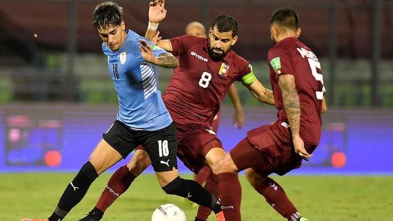 Tomás Rincón (centro), capitán venezolano, fue separado del plantel antes de viajar a Brasil porque presentaba síntomas de un supuesto cuadro gripal. AP