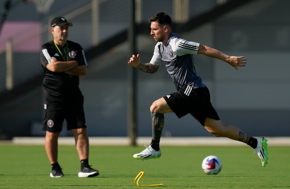 Lionel Messi, en un entrenamiento del Inter Miami ante la mirada del técnico Gerardo Martino. (AP Foto/Rebecca Blackwell)