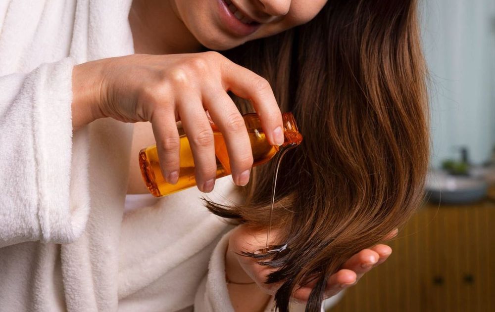 Ponerse romero en el pelo es un recurso complementario que ayuda a la fibra capilar e incluso puede combinarse con otros ingredientes.