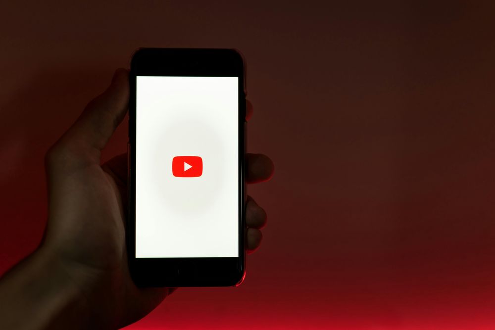 YouTube implementa cambios para combatir las deepfakes, cada vez más frecuentes con la inteligencia artificial.