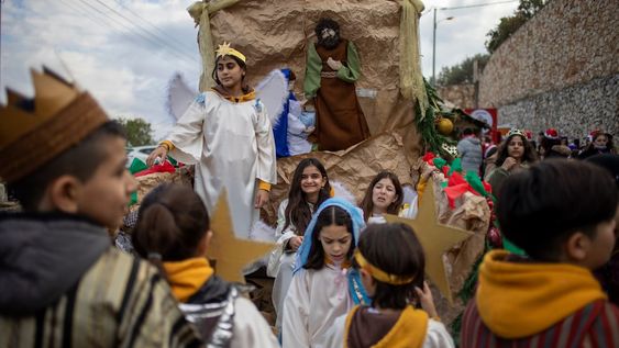Niños árabes-israelíes disfrazados del pesebre tradicional participan del desfile de Navidad en Nazareth, Israel. (AP Photo/Ariel Schalit)