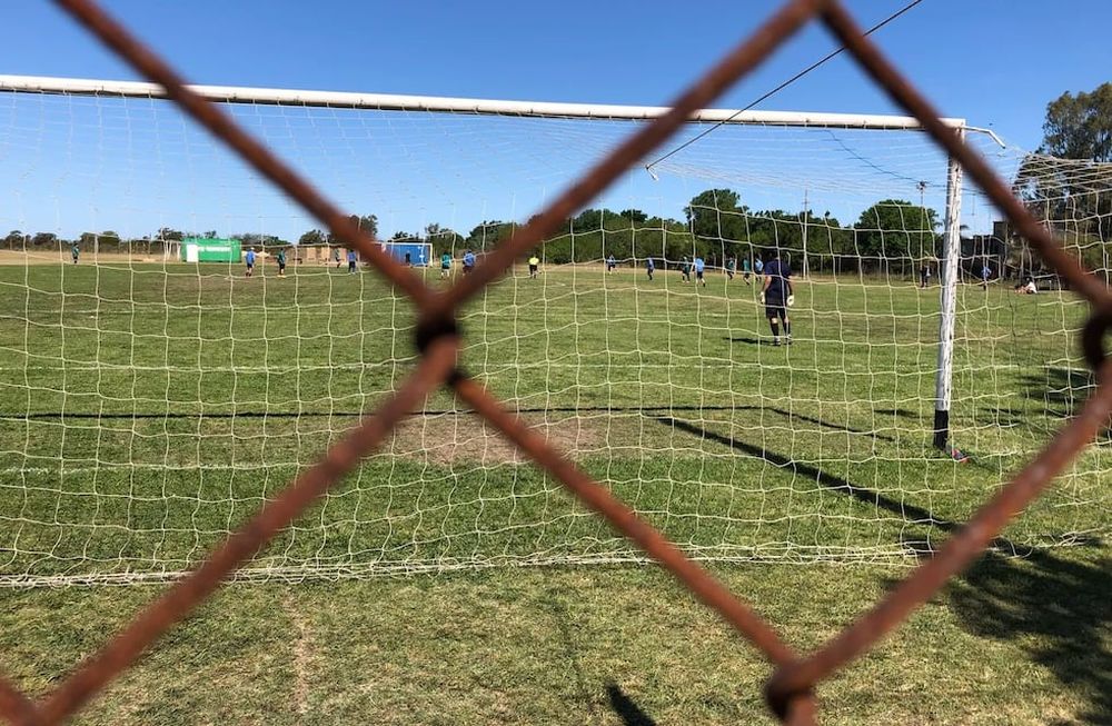 Una pelea entre dos equipos de fútbol de la liga platense terminó con dos adolescentes hospitalizados.