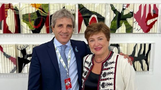 El titular de Economía, Luis Toto Caputo, compartió imágenes del encuentro con la directora gerente del Fondo Monetario Internacional en la red social X. Foto: @LuisCaputoAR