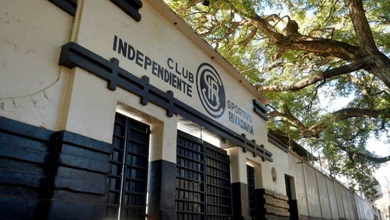 Increíble: un grupo de barras de Independiente Rivadavia interceptó el colectivo y agredió a dirigentes