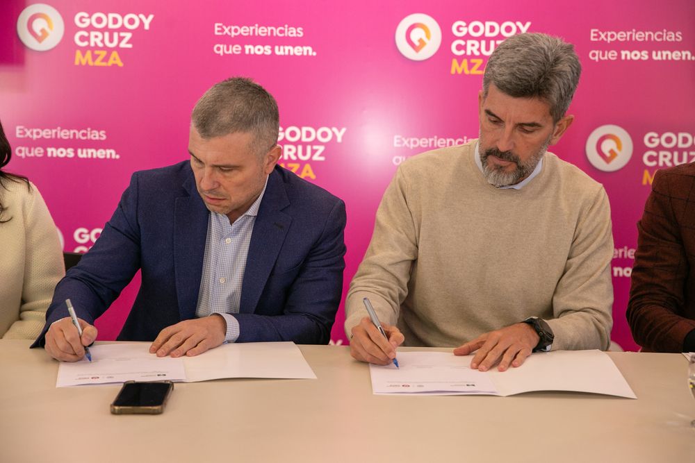 Los intendentes de Godoy Cruz, Diego Costarelli, y de Capital, Ulpiano Suárez. Los intendentes de Godoy Cruz, Diego Costarelli, y de Capital, Ulpiano Suárez. 