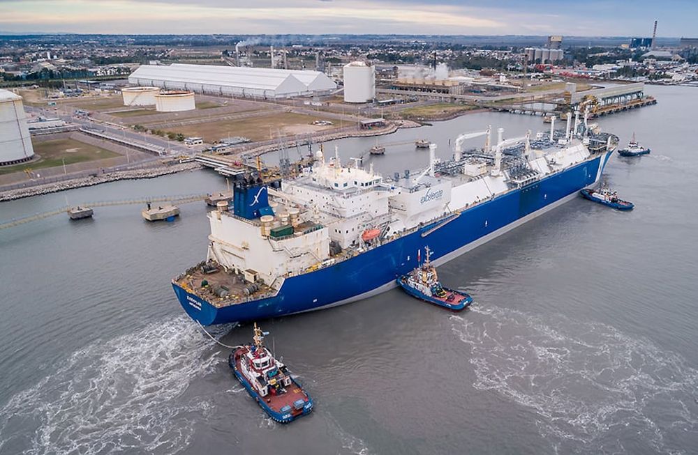 El buque regasificador Exemplar, amarrado en el puerto de Bahía Blanca.