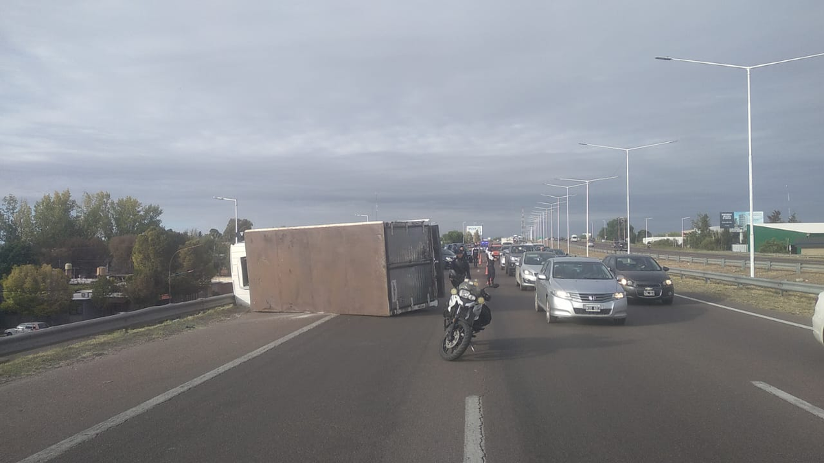 Volcó un camión con carne en Acceso Sur y Rodríguez Peña: tránsito complicado