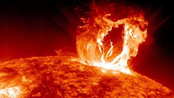 Una bola de plasma procedente de la explosión de una manca solar “muerta” producida el pasado lunes 11 de abril se dirige hacia la Tierra y su impacto se espera para el jueves 14 de abril a las 8 horas