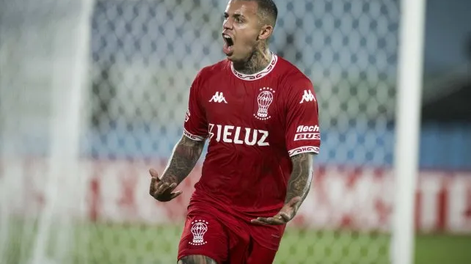 Agustín Urzi festeja el gol de la igualdad.