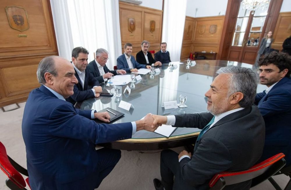 El Jefe de Gabinete Guillermo Francos y el gobernador Alfredo Cornejo en la firma del convenio por obras públicas. Foto: X @alfredocornejo