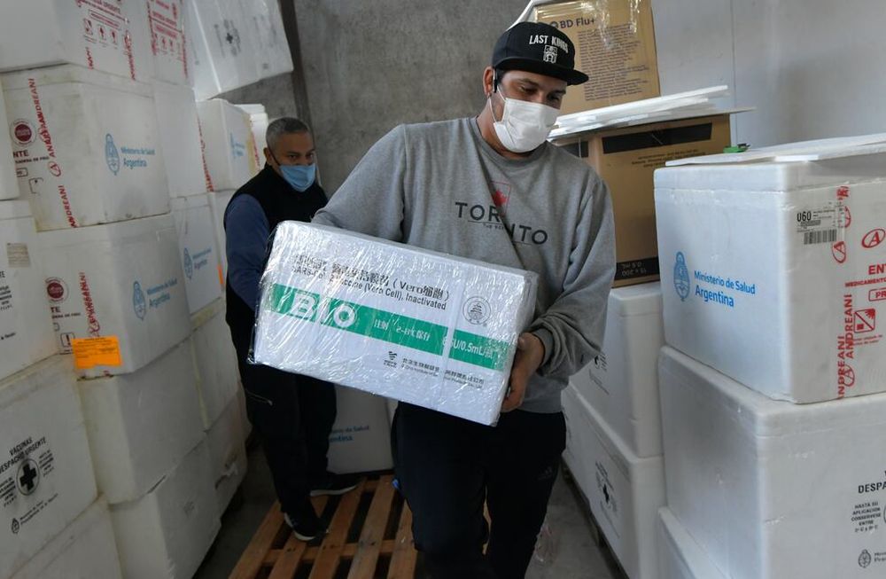 Este jueves arribaron al Vacunatorio Central un lote de vacunas Sinopharm y en los próximos días llegarán más. Foto: Orlando Pelichotti / Los Andes