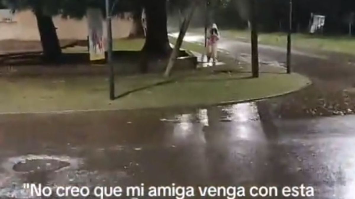 Corrió bajo el temporal para ir con su amiga, se cayó y TikTok explotó: 