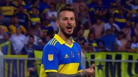 El polémico gesto de Darío Benedetto a las autoridades del partido.