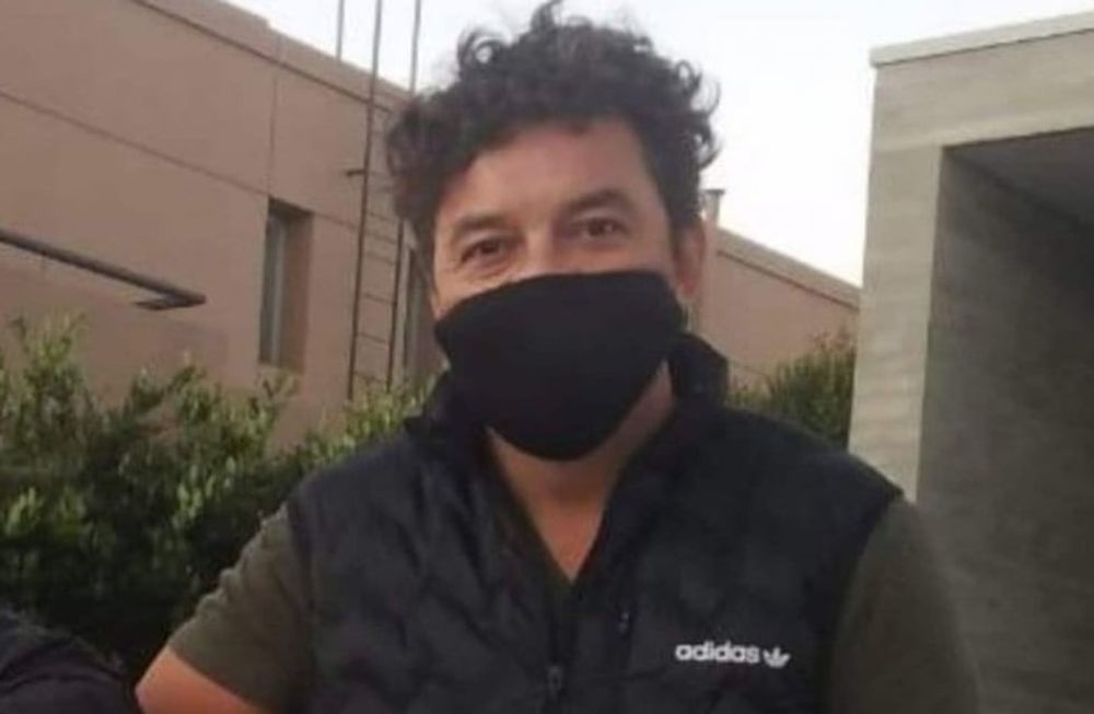 El DT de River fue fotografiado en la puerta de su casa por fanáticos del Millonario y mostró una cabellera muy larga, rulos y tapaboca. / Gentileza.