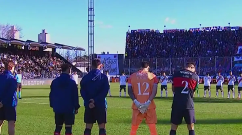 Los protagonistas de River y Tigre rindieron homenaje a Jorge Messi antes del partido en Victoria, en cumplimiento de la disposición de la AFA para todos los encuentros de la jornada.