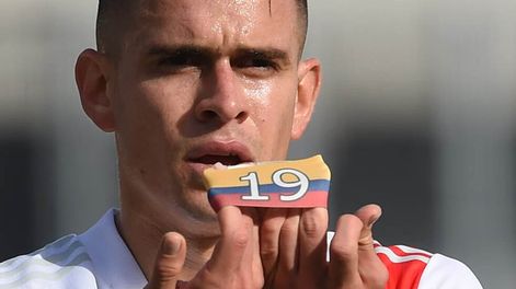 El delantero de River Rafael Santos Borré es pretendido por el Inter y podría jugar con Lautaro Martínez.
