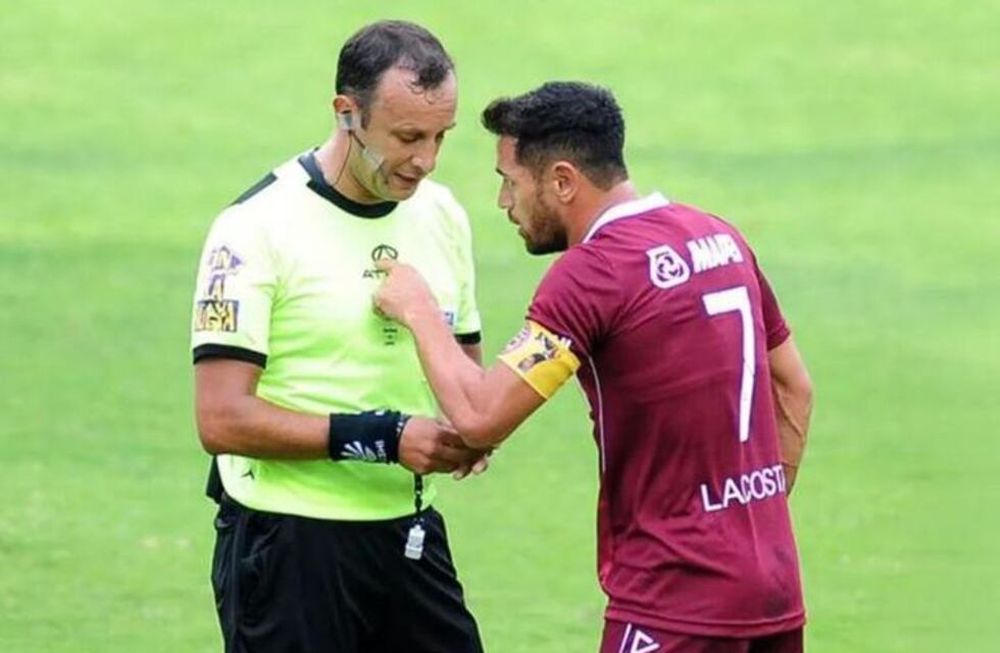 El Laucha Acosta (Lanus) amenazó al árbitro Darío Herrera y fue sancionado por 8 fechas. Ahora, tras la reducción podrá volver frente a Tigre.