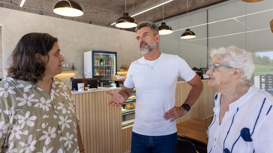 ulpiano suarez visito la nueva cafeteria del parque central