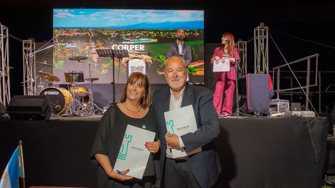La presidenta de la Cámara de San Carlos, Claudia Fragalá, junto al Intendente Alejandro Morillas.