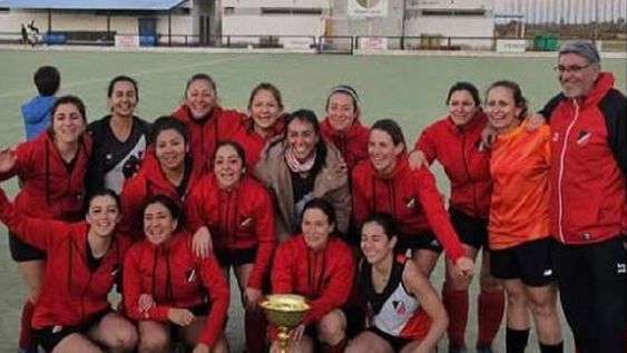 Hockey césped. Deportivo Maipú flamante campeón de la Copa de oro en la división Mamis Hockey
