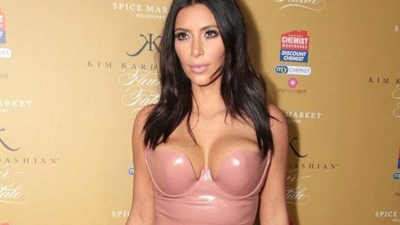 Kim Kardashian no sonríe nunca porque...