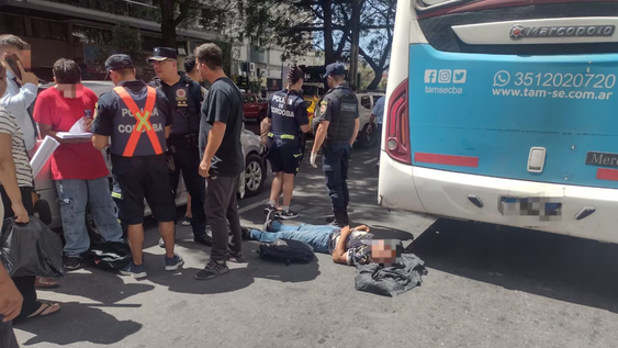 Robó un celular en un colectivo y fue atropellado cuanto intentaba escapar.