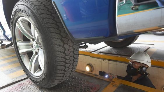 Seguridad. El chequeo del estado de los neumáticos es determinante a la hora de definir si un auto puede circular o no. Foto: José Gutiérrez / Los Andes.