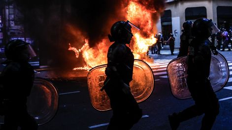 Miembros de la policía argentina enfrentan a manifestantes este miércoles, cerca al Congreso de la Nación.