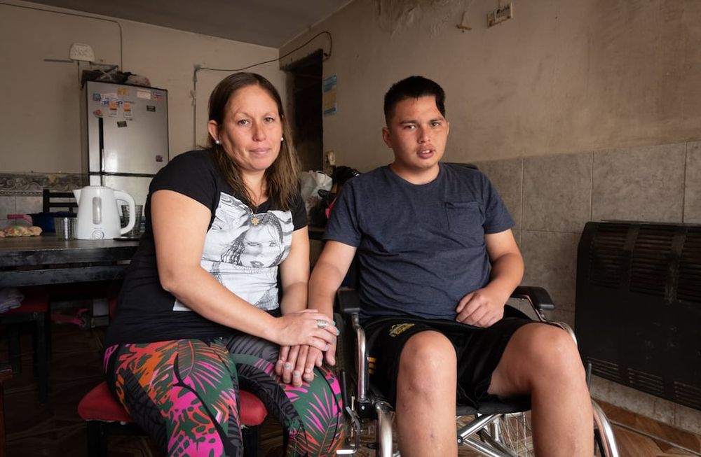 La dura vida de Benja: salvó a una joven de ser atropellada por un micro, fue embestido él y quedó con una discapacidad. Foto: Ignacio Blanco / Los Andes