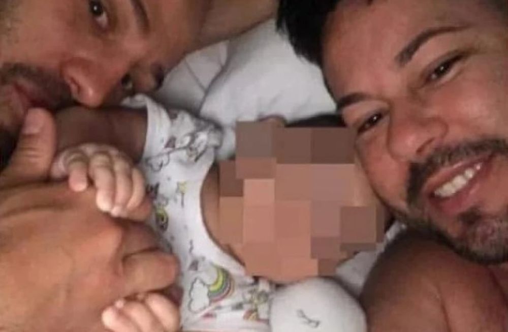 Una pareja gay recibió en adopción a una beba, pero 12 días después la Justica se la quitó y ahora denuncian discriminación. The Sun