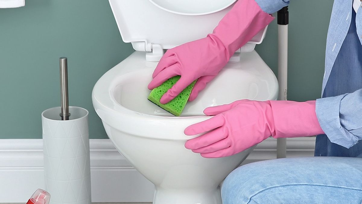 Ni lavandina ni detergente: cómo limpiar el inodoro de manera correcta para deshacerte de las bacterias