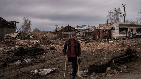 Un residente mirando los restos de un tanque ruso destruido en el pueblo de Trostsyanets. La ciudad ucraniana de Trostsyanets fue recientemente recuperada por las fuerzas de Ucrania después de permanecer tomadas por los rusos desde el comienzo de la guerra.  (Felipe Dana/ AP)