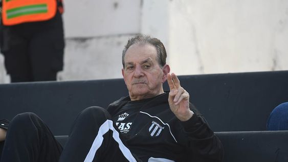 Víctor Antonio Legrotaglie, figura, ídolo y ex jugador de Gimnasia, desde la tribuna en el estadio que lleva su nombre. Se fue el mejor. Foto: José Gutiérrez / Los Andes