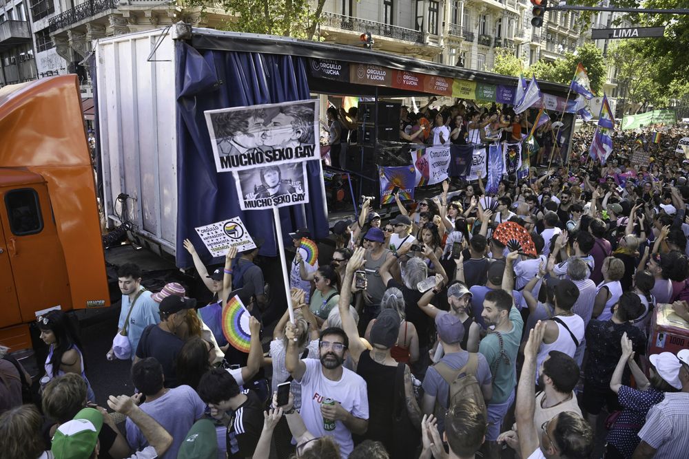 El colectivo LGTBIQ+ comenzaba a marchar esta tarde hacia Plaza de Mayo para rechazar del discurso del presidente Javier Milei en el Foro Económico de Davos. FOTO: MAXIMILIANO LUNA/ NA