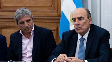 El ministro de Economía, Luis Caputo, junto al jefe de Gabinete, Guillermo Francos.