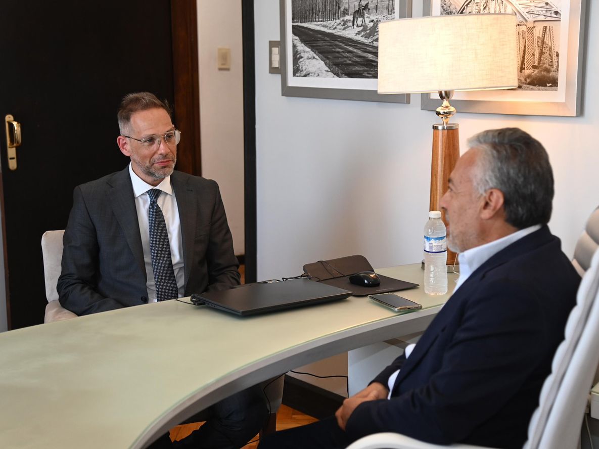 El gobernador Alfredo Cornejo recibió en su despacho al funcionario Diego Sucalesca, muy cercano a los hermanos Milei. Foto: Prensa Gobierno&nbsp;