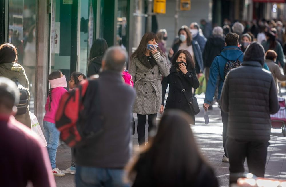 Foto: Ignacio Blanco Comenzo la reapertura de locales comerciales sin restriccion de DNI se mucho movimiento de personas por las calles de la ciudad.Fotos: Ignacio Blanco / Los AndesCuarentena comercios ventas