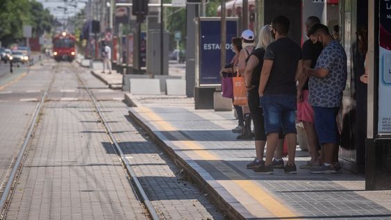 Ola de CalorA pesar de las altas temperaturas que se registran en la provincia muchos trabajadores siguen con sus actividades normalmente. Usuarias del metrotranvía esperando a la sombra.Foto: Ignacio Blanco / Los Andes
