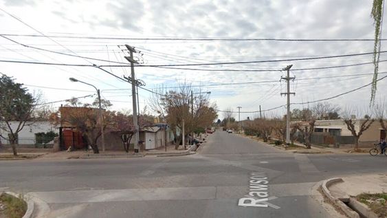 La joven circulaba por la zona de Rawson y Alta Italia (Maipú) cuando, por causas que se investigan, se cruzó de carril y se estrelló contra un árbol. Falleció en el acto. Foto: Google Street View.