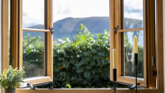 Esta breve ventilación matutina actúa como un “reinicio” natural del hogar.