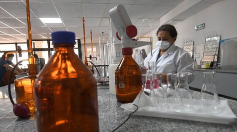 Los Andes | Se inauguró el nuevo laboratorio y el Centro de Interpretación de la Cultura del Agua del Departamento General de Irrigación, ubicado en Ciudad.Sandra trabaja con unas muestras de agua. Foto José Gutiérrez
