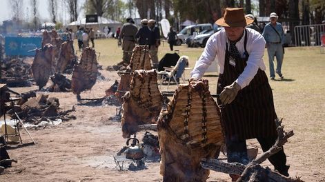 Los Andes | Los puestos de cada equipo, con sus estacas en la tierra, convocaron a 1.500 espectadores, que degustaron las delicias. Foto: Ignacio Blanco / Los Andes