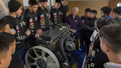 Los Andes | Donaron un motor a la escuela técnica 4-020 Ingeniero Gabriel del Mazo. | Foto: Orlando Pelichotti / Los Andes