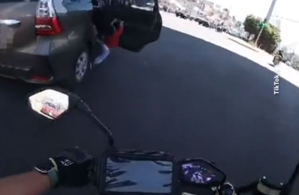 Niño casi sale volando de un auto en movimiento por una puerta mal cerrada. / Foto: captura de video